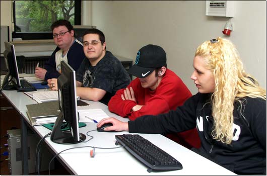 Am PC vertiefen die Teilnehmer des Projektes „Pro Jugend” ihre Kenntnisse im Bereich IT. © KJF/Riske