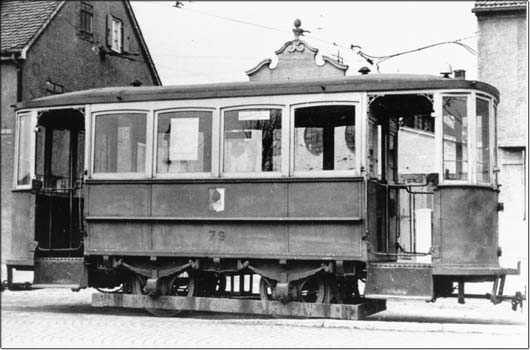 Beiwagen „77-85”, Baujahr 1911. Diese ehemaligen Triebwagen der Serien 1 bis 40 waren seinerzeit die ersten Motorwagen in Augsburg. Spter wurden sie zu Beiwagen umgerstet. Der von der M.A.N. gebaute Koloss war 6,4 Meter lang und 4,2 Tonnen schwer. Drinnen gab's 14 Sitz- und 12 Stehpltze. © Herbert Waner