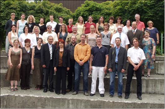 Freuten sich ber die bestandene Prfung: 26 Heilpdagogen mit ihren Dozenten des Kollegs fr heilpdagogische Berufe. © KJF/Karg